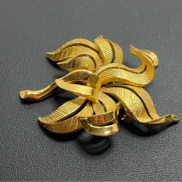 Vintage Crown Trifari Brooch Brushed Gold Tone Textured Ribbon Leaf - Picture 3 of 12